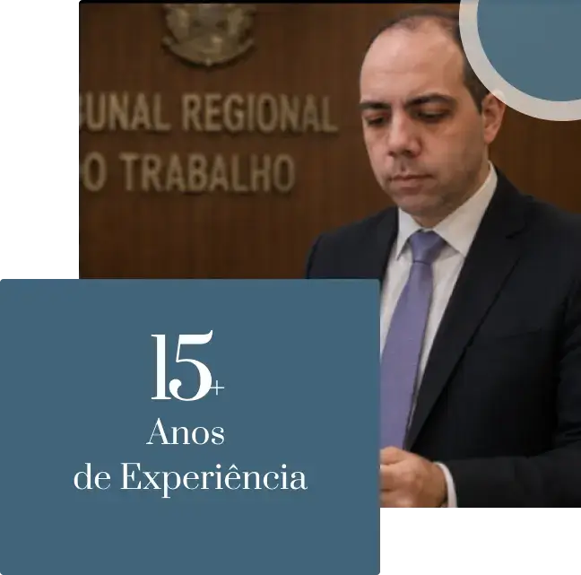 Imagem do Advogado Trabalhista do Rio de Janeiro Dr. Victor Agostini no Tribunal Regional do Trabalho com uma informação de texto escrito + de 15 anos de experiência.
